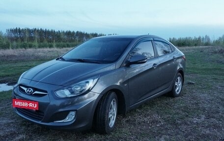 Hyundai Solaris II рестайлинг, 2011 год, 800 000 рублей, 2 фотография