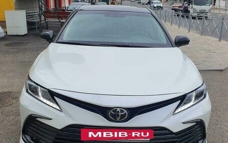 Toyota Camry, 2021 год, 3 800 000 рублей, 2 фотография