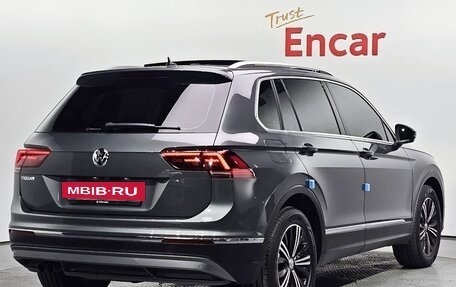 Volkswagen Tiguan II, 2020 год, 2 500 000 рублей, 2 фотография