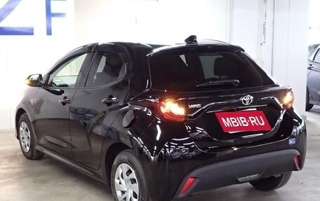 Toyota Yaris, 2021 год, 1 095 000 рублей, 6 фотография