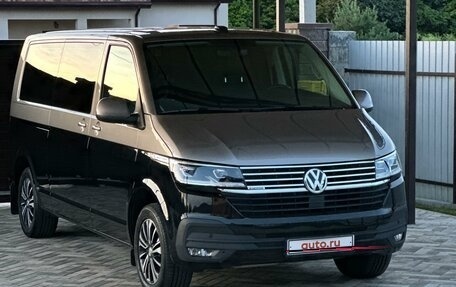 Volkswagen Multivan T6 рестайлинг, 2021 год, 8 900 000 рублей, 1 фотография