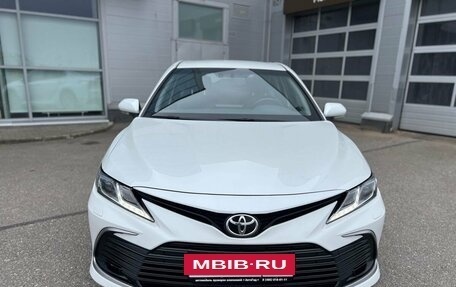 Toyota Camry, 2021 год, 3 390 000 рублей, 2 фотография