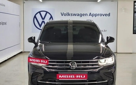 Volkswagen Tiguan II, 2023 год, 4 400 000 рублей, 2 фотография