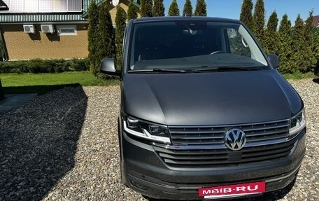Volkswagen Multivan T6 рестайлинг, 2022 год, 10 700 000 рублей, 2 фотография