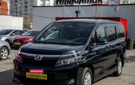 Toyota Voxy III, 2014 год, 2 080 000 рублей, 2 фотография