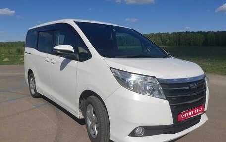 Toyota Noah III, 2015 год, 2 150 000 рублей, 3 фотография