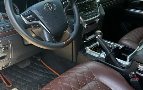 Toyota Land Cruiser 200, 2017 год, 8 350 000 рублей, 6 фотография