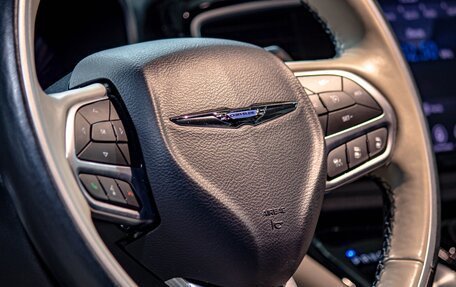Chrysler Pacifica (RU), 2019 год, 3 690 000 рублей, 18 фотография