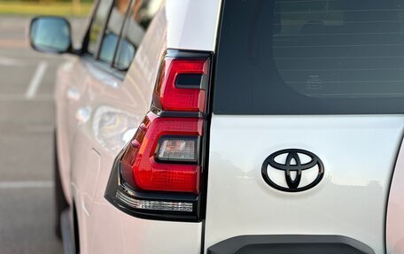 Toyota Land Cruiser Prado 150 рестайлинг 2, 2022 год, 8 100 000 рублей, 13 фотография