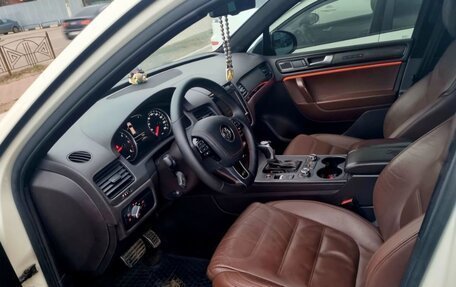 Volkswagen Touareg III, 2011 год, 2 499 000 рублей, 8 фотография
