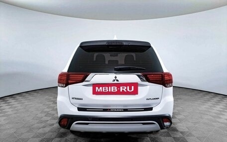 Mitsubishi Outlander III рестайлинг 3, 2018 год, 2 040 300 рублей, 9 фотография