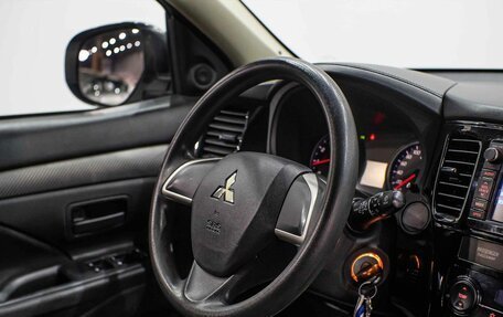 Mitsubishi Outlander III рестайлинг 3, 2015 год, 2 039 000 рублей, 13 фотография