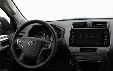 Toyota Land Cruiser Prado 150 рестайлинг 2, 2022 год, 9 990 000 рублей, 13 фотография