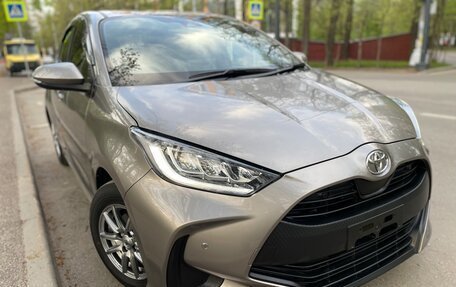 Toyota Yaris, 2023 год, 1 555 000 рублей, 3 фотография