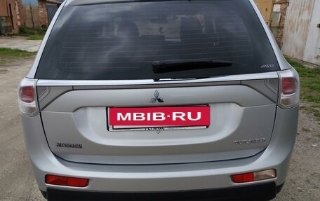 Mitsubishi Outlander III рестайлинг 3, 2013 год, 1 660 000 рублей, 8 фотография