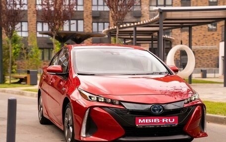 Toyota Prius IV XW50, 2020 год, 2 650 000 рублей, 1 фотография