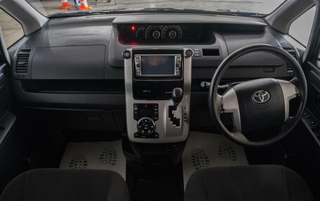 Toyota Noah III, 2011 год, 1 499 000 рублей, 10 фотография
