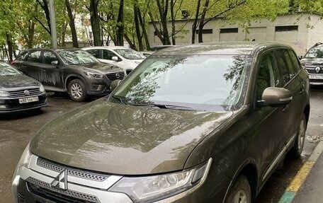 Mitsubishi Outlander III рестайлинг 3, 2020 год, 3 200 000 рублей, 2 фотография