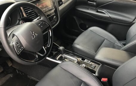 Mitsubishi Outlander III рестайлинг 3, 2019 год, 2 450 000 рублей, 3 фотография