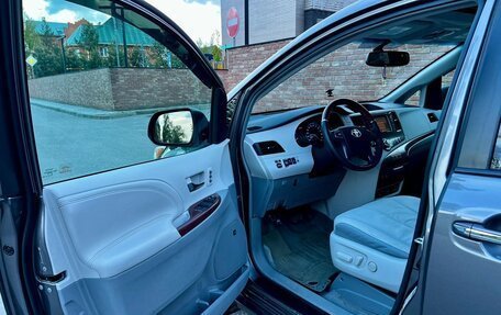 Toyota Sienna II рестайлинг, 2010 год, 2 385 000 рублей, 10 фотография