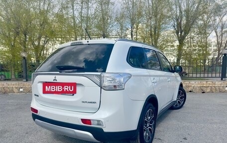 Mitsubishi Outlander III рестайлинг 3, 2014 год, 2 299 000 рублей, 10 фотография