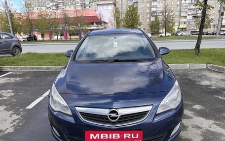 Opel Astra J, 2011 год, 699 000 рублей, 2 фотография