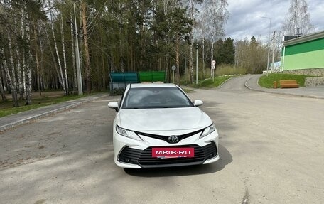 Toyota Camry, 2022 год, 3 250 000 рублей, 2 фотография