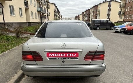 Mercedes-Benz E-Класс, 1997 год, 395 000 рублей, 2 фотография