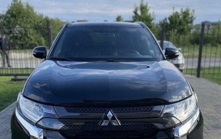 Mitsubishi Outlander III рестайлинг 3, 2021 год, 3 050 000 рублей, 2 фотография