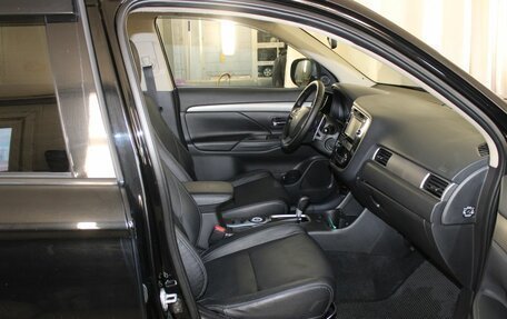 Mitsubishi Outlander III рестайлинг 3, 2013 год, 1 697 000 рублей, 13 фотография