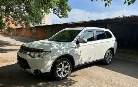 Mitsubishi Outlander III рестайлинг 3, 2014 год, 1 950 000 рублей, 2 фотография