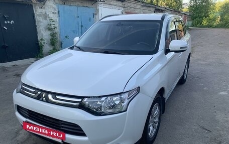 Mitsubishi Outlander III рестайлинг 3, 2013 год, 2 фотография