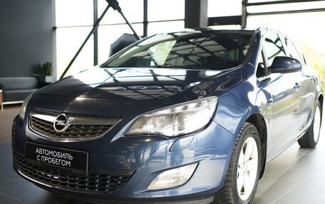 Opel Astra J, 2010 год, 890 000 рублей, 1 фотография