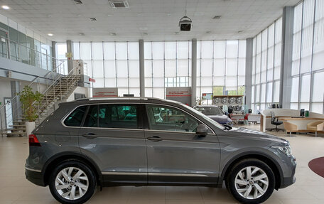 Volkswagen Tiguan II, 2021 год, 3 196 000 рублей, 4 фотография