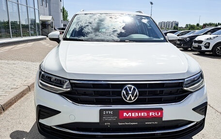 Volkswagen Tiguan II, 2021 год, 3 970 000 рублей, 2 фотография