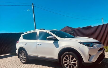 Toyota RAV4, 2018 год, 2 200 000 рублей, 3 фотография