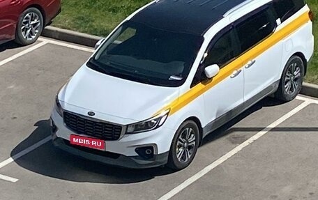 KIA Carnival III, 2020 год, 3 000 000 рублей, 1 фотография