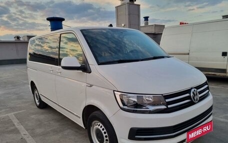 Volkswagen Caravelle T6 рестайлинг, 2017 год, 2 900 000 рублей, 1 фотография