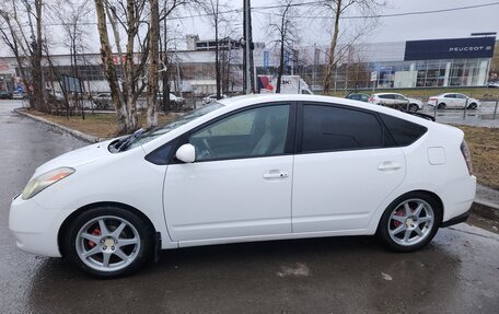 Toyota Prius, 2004 год, 700 000 рублей, 2 фотография