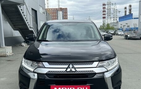 Mitsubishi Outlander III рестайлинг 3, 2020 год, 2 680 000 рублей, 2 фотография