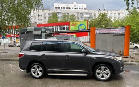 Toyota Highlander III, 2011 год, 2 500 000 рублей, 3 фотография