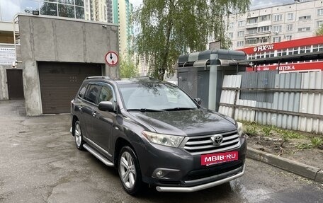 Toyota Highlander III, 2011 год, 2 500 000 рублей, 2 фотография