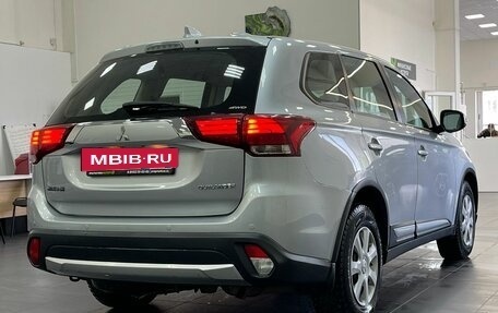 Mitsubishi Outlander III рестайлинг 3, 2017 год, 1 999 000 рублей, 4 фотография