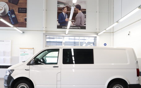 Volkswagen Transporter T6 рестайлинг, 2019 год, 2 700 000 рублей, 3 фотография