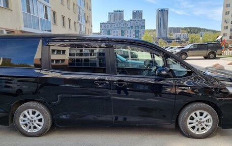 Toyota Voxy III, 2017 год, 2 380 000 рублей, 2 фотография
