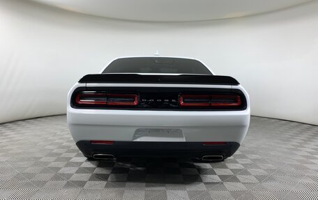 Dodge Challenger III рестайлинг 2, 2019 год, 3 910 000 рублей, 6 фотография