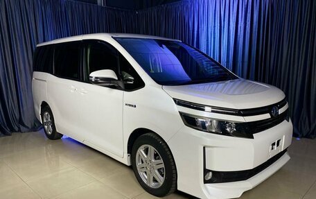 Toyota Voxy III, 2014 год, 2 299 000 рублей, 3 фотография