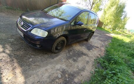 Volkswagen Touran III, 2004 год, 650 000 рублей, 4 фотография