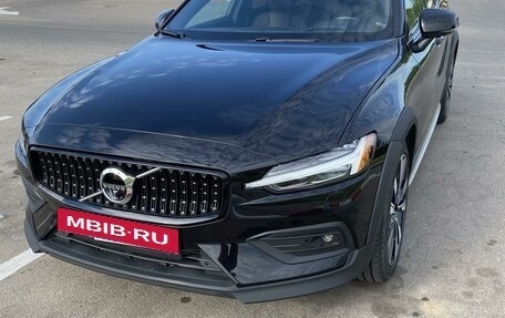Volvo V60 Cross Country II, 2022 год, 3 610 000 рублей, 4 фотография
