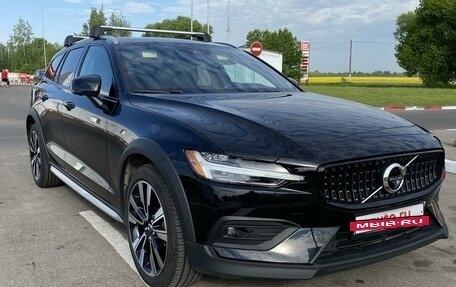 Volvo V60 Cross Country II, 2022 год, 3 610 000 рублей, 5 фотография